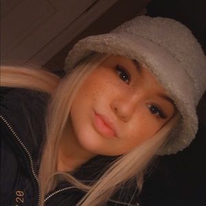 Meet your Posher, Chloe